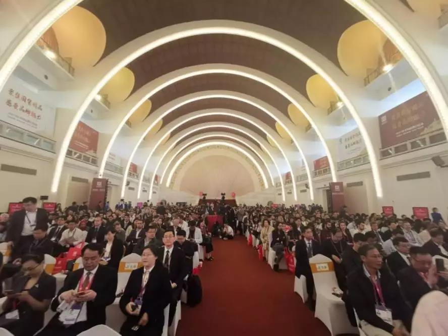 建中集团董事长沈建林与中商碳素研究院院长姜玉敬出席2019年中国品牌日开幕式