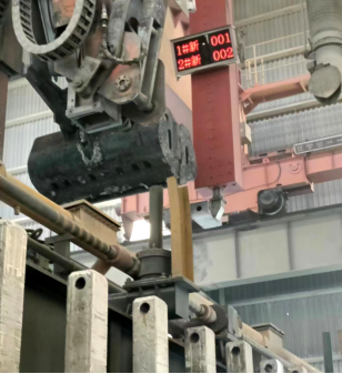 【热度】华兴铝业多功能天车第四代阳极测高升级改造试验成功