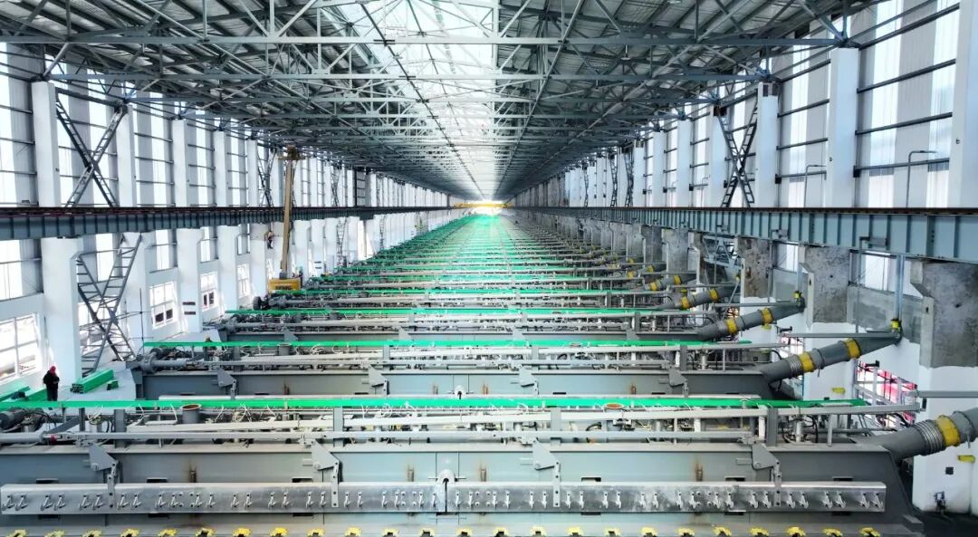 【技术】140万吨电解槽通电！全石墨化阴极+节能结构技术如何让电解槽“长寿又省电”？